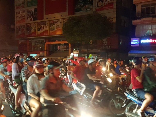 CĐV xuống đường ăn mừng chiến tích của Olympic Việt Nam - ảnh 25