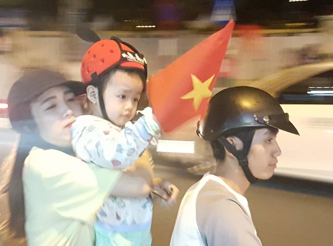 CĐV xuống đường ăn mừng chiến tích của Olympic Việt Nam - ảnh 17