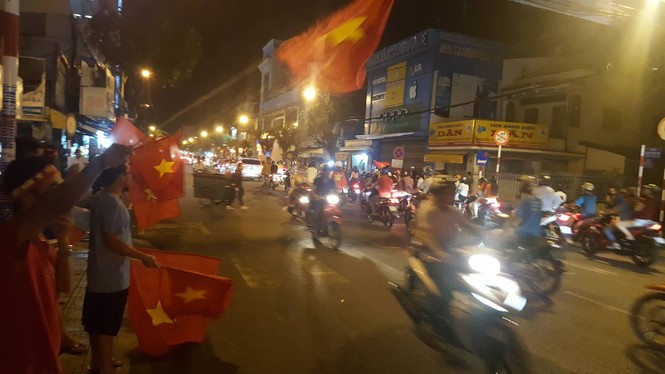 CĐV xuống đường ăn mừng chiến tích của Olympic Việt Nam - ảnh 15