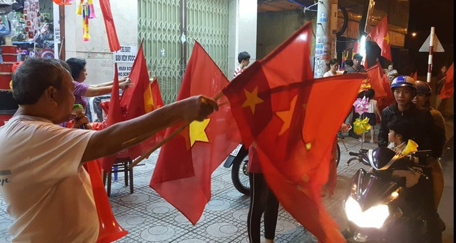 CĐV xuống đường ăn mừng chiến tích của Olympic Việt Nam - ảnh 16