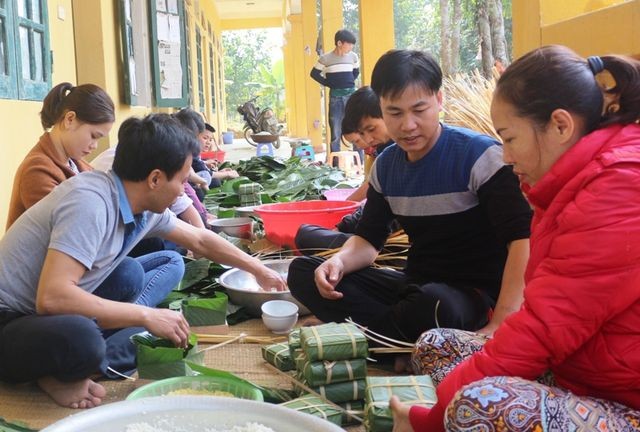 Thầy cô bớt lương gói bánh chưng tặng học sinh nghèo ăn Tết - ảnh 1
