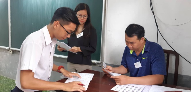 Thí sinh hào hứng làm thủ tục nhập thi THPT quốc gia 2019 - ảnh 12