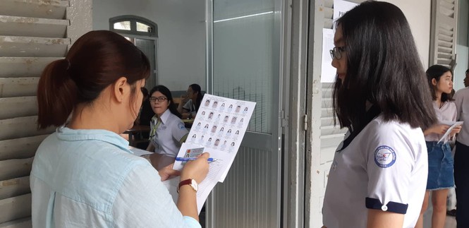 Thí sinh hào hứng làm thủ tục nhập thi THPT quốc gia 2019 - ảnh 13
