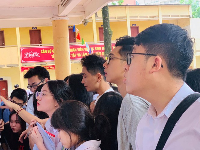 Thí sinh hào hứng làm thủ tục nhập thi THPT quốc gia 2019 - ảnh 20