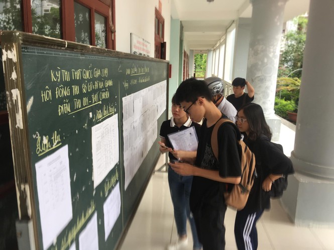 Thí sinh hào hứng làm thủ tục nhập thi THPT quốc gia 2019 - ảnh 18