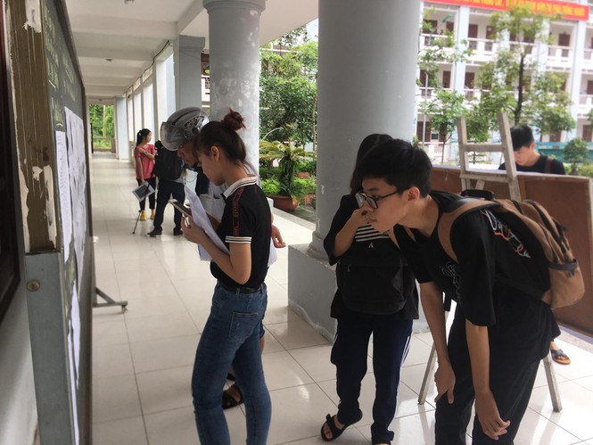 Thí sinh hào hứng làm thủ tục nhập thi THPT quốc gia 2019 - ảnh 17