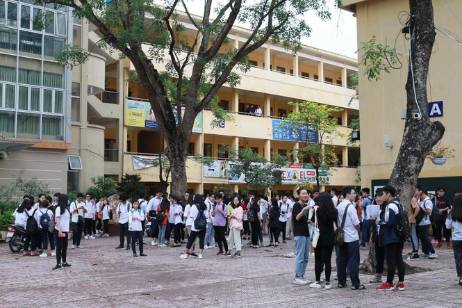 Thí sinh hào hứng làm thủ tục nhập thi THPT quốc gia 2019 - ảnh 15