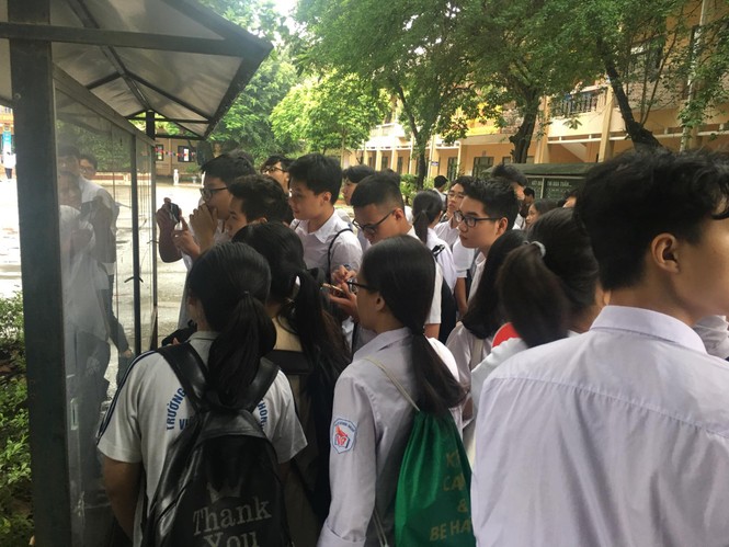 Thí sinh hào hứng làm thủ tục nhập thi THPT quốc gia 2019 - ảnh 3
