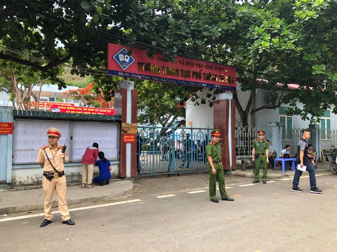 Thí sinh hào hứng làm thủ tục nhập thi THPT quốc gia 2019 - ảnh 32