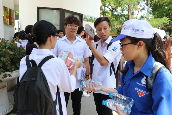 Đề Ngoại ngữ dễ thở, nhiều thí sinh thở phào tự tin đạt 8 điểm - ảnh 17