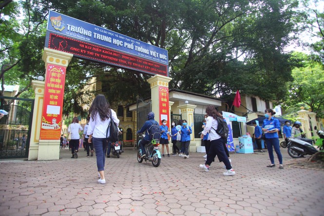 Gần 900.000 sỹ tử khẩu trang kín bưng làm thủ tục thi tốt nghiệp THPT - ảnh 62