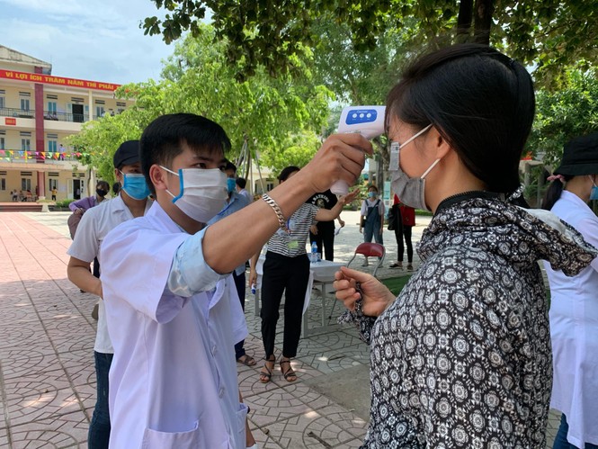 Gần 900.000 sỹ tử khẩu trang kín bưng làm thủ tục thi tốt nghiệp THPT - ảnh 59