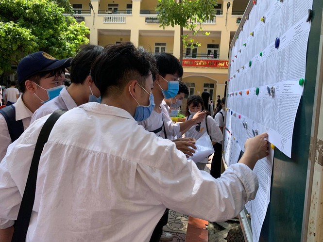 Gần 900.000 sỹ tử khẩu trang kín bưng làm thủ tục thi tốt nghiệp THPT - ảnh 57