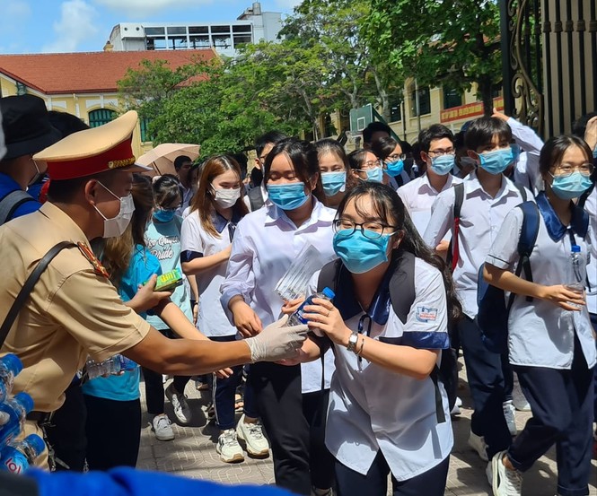 Gần 900.000 sỹ tử chính thức vượt vũ môn: Cập nhật giải đề môn Ngữ Văn THPT - ảnh 17
