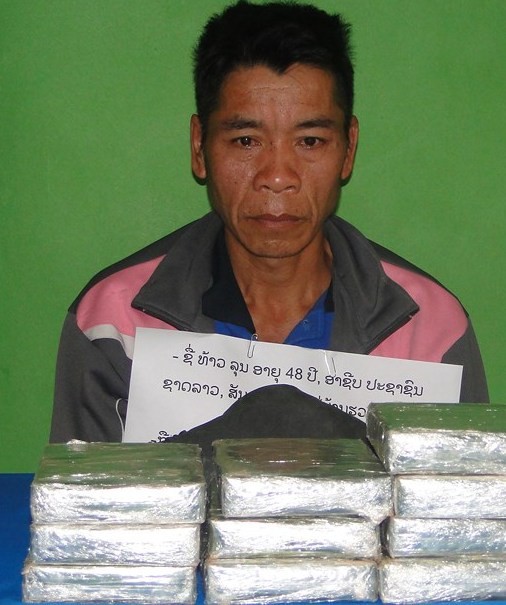 Bắt giữ đối tượng vận chuyển 10 bánh heroin qua cửa khẩu quốc tế - ảnh 1
