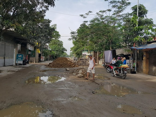 Hơn 30m3 đất đá, phế liệu “chặn” phương tiện ở cửa ngõ thành phố Vinh - ảnh 4