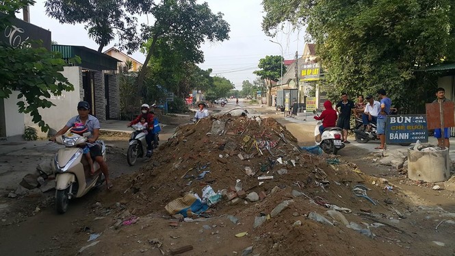 Hơn 30m3 đất đá, phế liệu “chặn” phương tiện ở cửa ngõ thành phố Vinh - ảnh 1