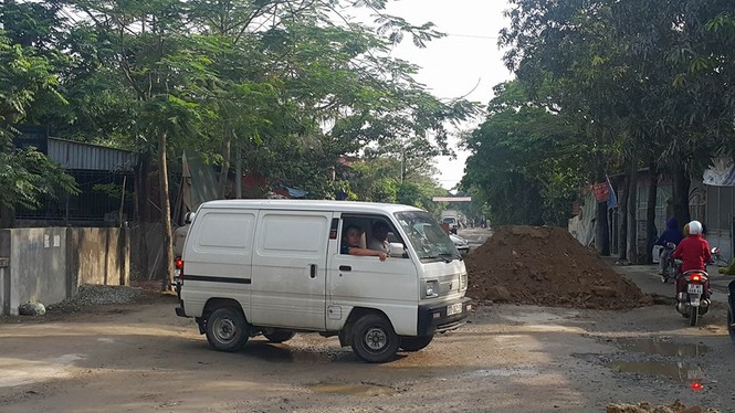 Hơn 30m3 đất đá, phế liệu “chặn” phương tiện ở cửa ngõ thành phố Vinh - ảnh 2