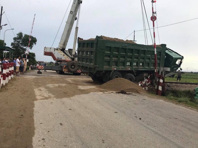 Tàu hỏa đâm văng xe howo khỏi đường ray khi cuộc “giải cứu” bất thành - ảnh 1