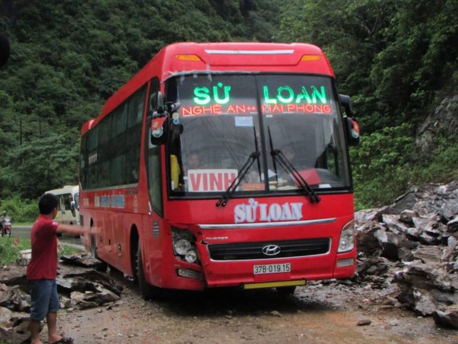 Mưa lớn gây ngập úng, sạt lở tràn lấp quốc lộ - ảnh 1