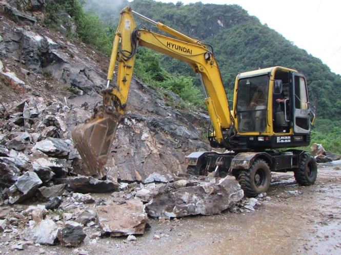 Mưa lớn gây ngập úng, sạt lở tràn lấp quốc lộ - ảnh 2