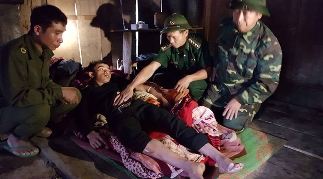Dân phối hợp cùng bộ đội cứu thanh niên bị lũ cuốn trôi dưới suối - ảnh 1