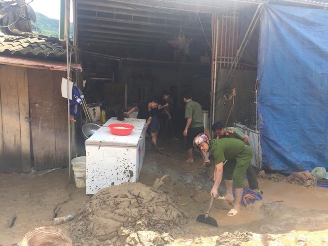 Xúc động hình ảnh người công an bơi qua nước lũ đến vùng dân bị cô lập - ảnh 3