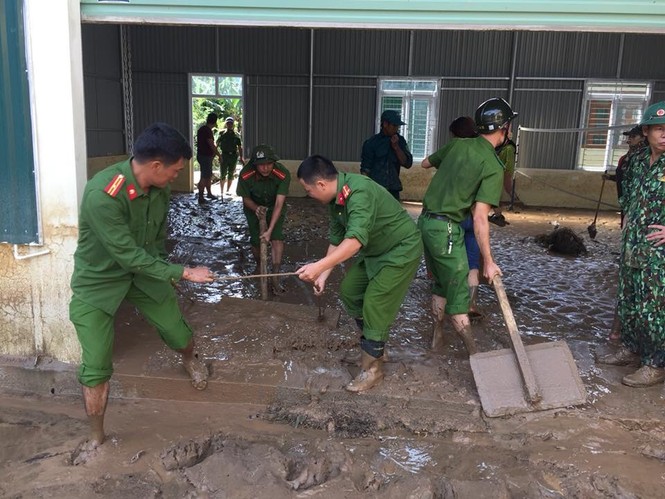 Xúc động hình ảnh người công an bơi qua nước lũ đến vùng dân bị cô lập - ảnh 4