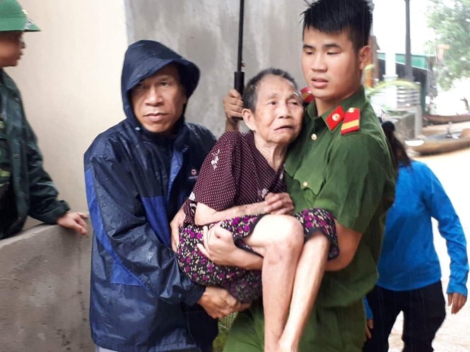 Xúc động hình ảnh người công an bơi qua nước lũ đến vùng dân bị cô lập - ảnh 9