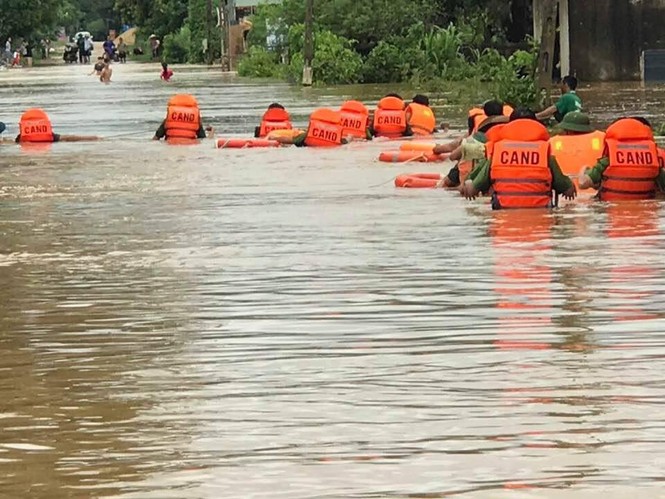 Xúc động hình ảnh người công an bơi qua nước lũ đến vùng dân bị cô lập - ảnh 7