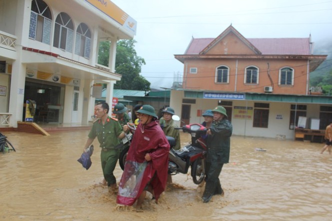 Xúc động hình ảnh người công an bơi qua nước lũ đến vùng dân bị cô lập - ảnh 1