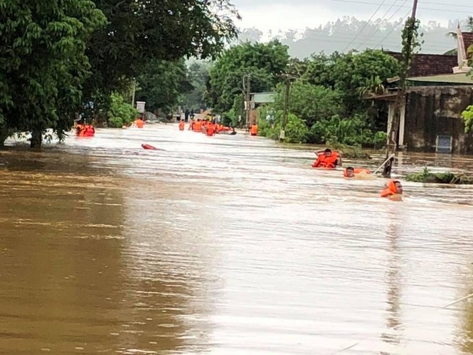 Xúc động hình ảnh người công an bơi qua nước lũ đến vùng dân bị cô lập - ảnh 6
