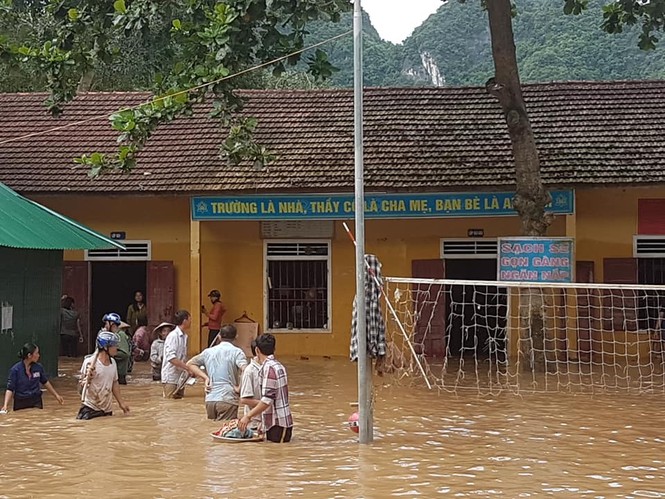 Trường bị vùi lấp, sách vở bị cuốn trôi, thầy trò lo âu ngày đến lớp - ảnh 9
