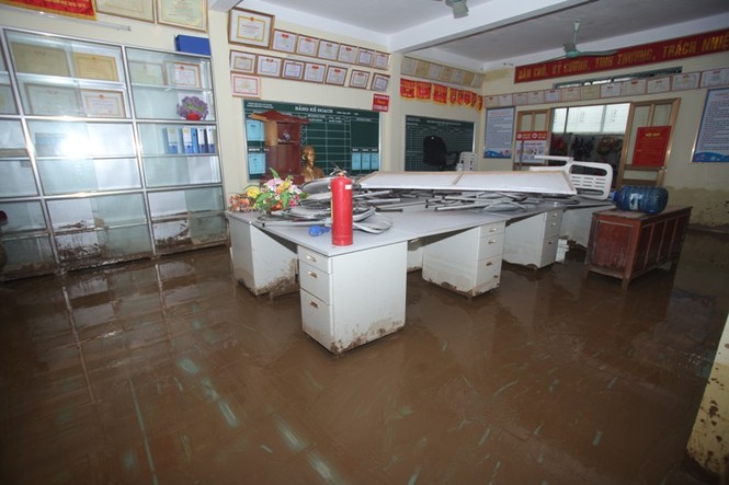 Trường bị vùi lấp, sách vở bị cuốn trôi, thầy trò lo âu ngày đến lớp - ảnh 4