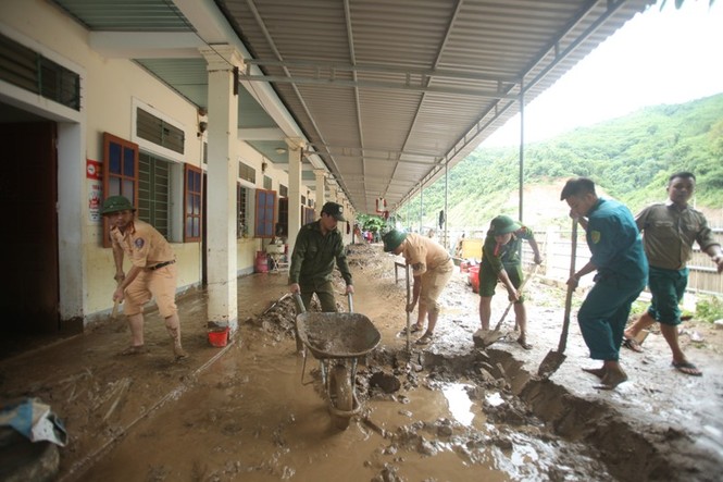 Trường bị vùi lấp, sách vở bị cuốn trôi, thầy trò lo âu ngày đến lớp - ảnh 6