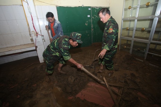 Trường bị vùi lấp, sách vở bị cuốn trôi, thầy trò lo âu ngày đến lớp - ảnh 7