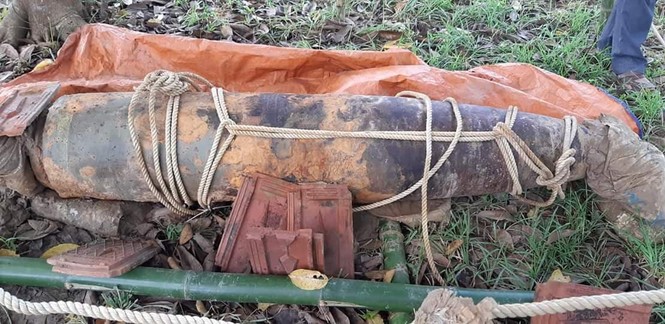 Người dân rốn lũ đi làm trở lại và phát hiện bom khủng - ảnh 1