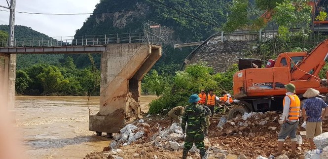Thủy điện xã lũ, một mố cầu Chôm Lôm bị cuốn trôi - ảnh 1