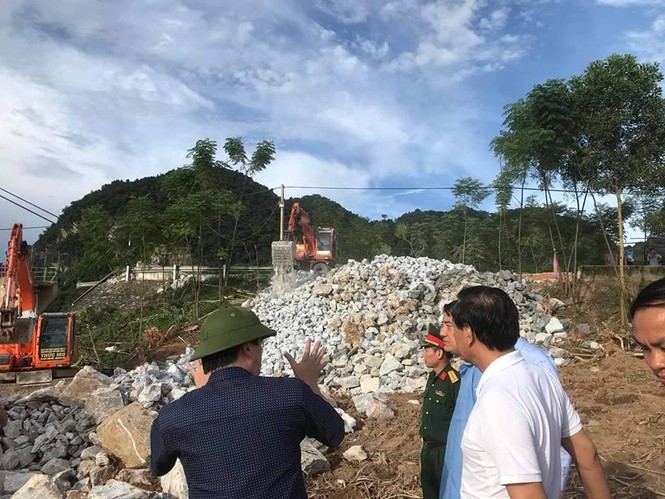 Bí thư tỉnh ủy Nghệ An kiểm tra hiện trường mố cầu Chôm Lôm bị đứt gãy - ảnh 1