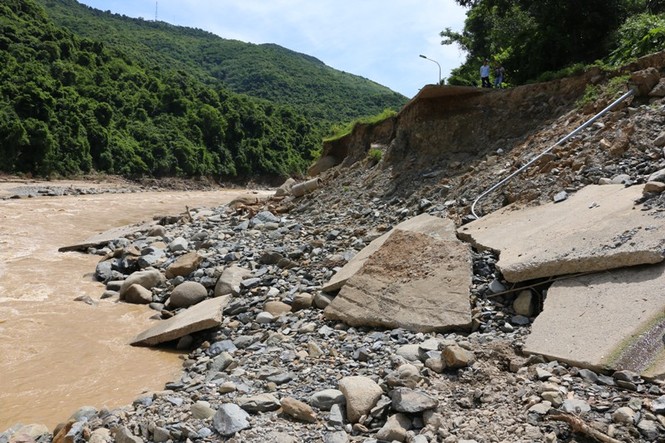 Sạt lở lớn cách chân đập thủy điện Nậm Mô khoảng 50m - ảnh 6