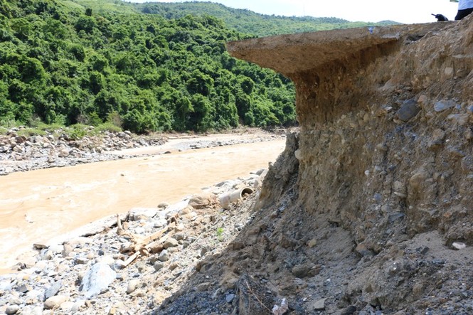 Sạt lở lớn cách chân đập thủy điện Nậm Mô khoảng 50m - ảnh 7
