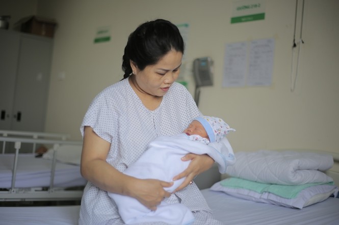 Bé trai chào đời cùng khối u xơ lớn của mẹ sau 18 năm chờ đợi - ảnh 2