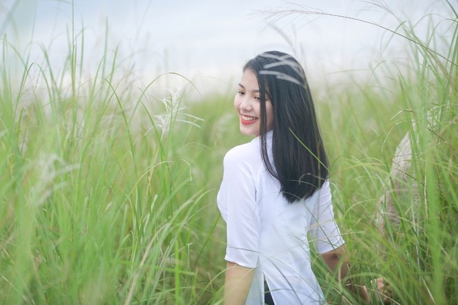 Ngắm vẻ đẹp rạng ngời Á khôi sinh viên Nghệ An 2018 giữa cánh đồng lau - ảnh 4