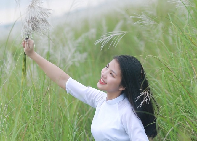 Ngắm vẻ đẹp rạng ngời Á khôi sinh viên Nghệ An 2018 giữa cánh đồng lau - ảnh 6