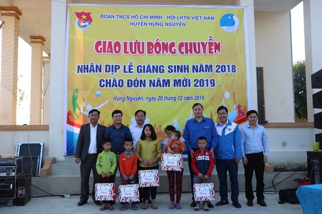Tỉnh đoàn Nghệ An tặng quà các em nhỏ Giáo họ có hoàn cảnh khó khăn - ảnh 1