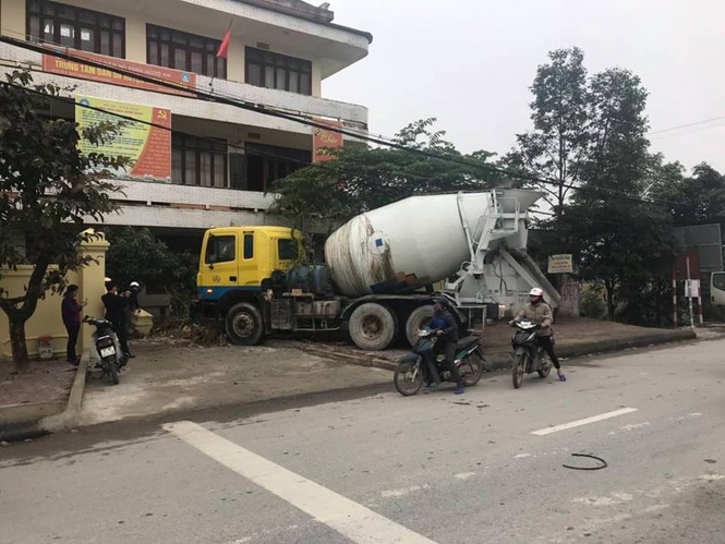 Xe bồn mất lái trước cụm đèn tín hiệu lao thẳng vào trụ sở KHHGĐ - ảnh 1