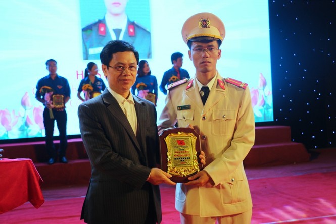Tỉnh đoàn Nghệ An tổ chức giao lưu và tuyên dương Đảng viên trẻ tiêu biểu - ảnh 4
