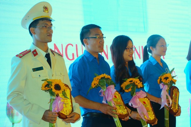 Tỉnh đoàn Nghệ An tổ chức giao lưu và tuyên dương Đảng viên trẻ tiêu biểu - ảnh 5