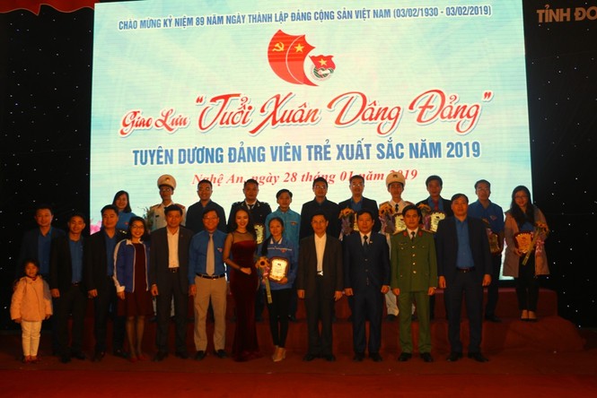 Tỉnh đoàn Nghệ An tổ chức giao lưu và tuyên dương Đảng viên trẻ tiêu biểu - ảnh 6