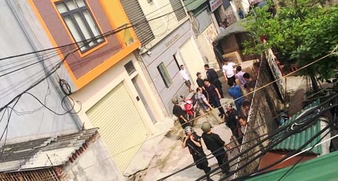 Cận cảnh hàng chục cảnh sát mang súng khám xét nhà ở, thu giữ 6 tạ ma túy - ảnh 4